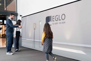 Auf einer rund sieben Meter breiten LED-Wand im Eingangsbereich interagieren die Besucher mit Leuchten, die es im Eglo-Flagshipstore zu kaufen gibt. Bildquelle: vrisch, Markus Oberndorfer, https://markusoberndorfer.com