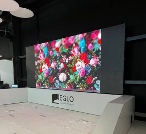 Rund 500 Kilo wiegt jede der beiden LED-Wände bei Eglo. Bildquelle: ((schwingung))